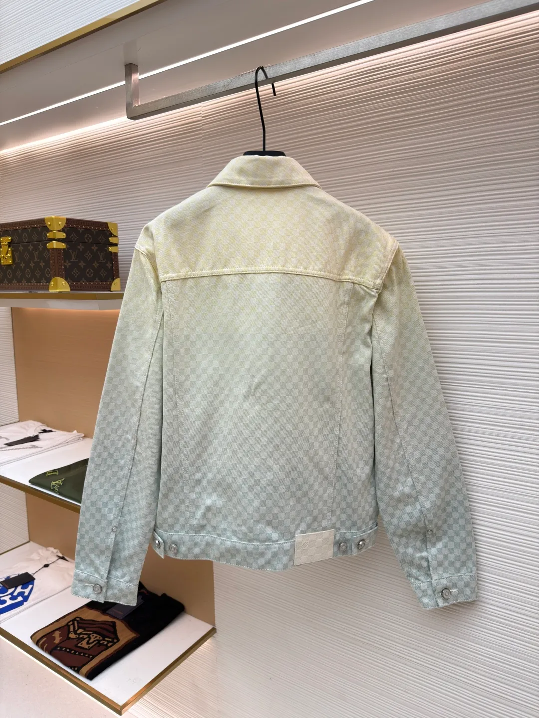 LOUIS VUITTON gradient jacquard denim jacket ●Authentic product: 25300 purchased and developed ●Item number: 1680990-C10 ●Fabric: denim fabric ●Technology: jacquard texture ●Version: fitted version ●Size: 44-46-48-50-52 ●Weight: about 955 grams ●Description: YB purchased the pattern, using customized cotton fabric, the fabric is comfortable, soft, skin-friendly and breathable. The whole body is decorated with jacquard texture to show an elegant gradient, the chest is decorated with button flap pockets, pearlescent metal denim buttons, and the nubuck leather label is placed on the back. The pearlescent metal buttons highlight the Dandy style. The waist is equipped with an adjustable strap, which can be matched with many types of clothing to create a fashionable look. The overall line is straight and delicate, the fabric is comfortable and soft, and the color is consistent without color difference. It can be matched with the same style to create a fashionable look and control various occasions. Customized accessories, complete three labels, the same style for men and women!